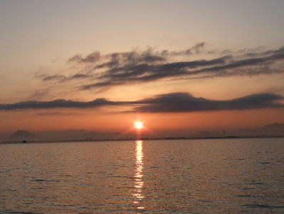  琵琶湖の朝日 